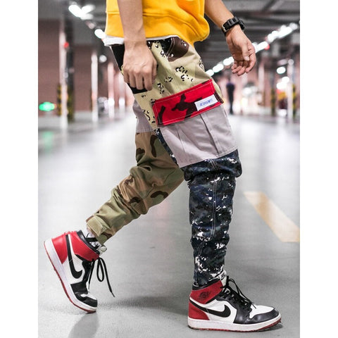 Pantalones color block con detalle de camuflaje para hombre